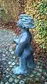Lille bronzeskulptur ved urtehaverne.