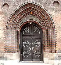 Indgangspartiet til kirken