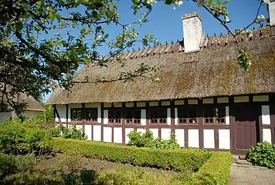 Fra havesiden. Buksbomhækkene egnede sig også til tøjtørring.