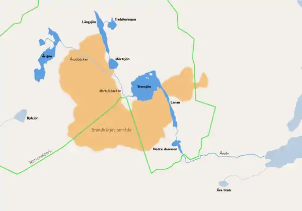 Kort over Åvaåns søsystem.   Området der blev ødelagt af skovbranden 1999 i brunt.