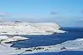 Udsigt over Øravík og Trongisvágsfjørður. Froðba ses på den anden side af fjorden.