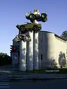 Monument for køretøjer i centrum af byen