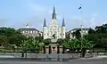 St. Louis-katedralen på Jackson Square er en af USA's ældste katolske domkirker. Statuen foran kirken forestiller Oberst, senere general Andrew Jackson, kendt som Old Hickory, der ledede de amerikanske styrker under slaget om New Orleans. Jackson blev i 1828 valgt som USA's 7. præsident.