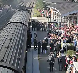 Byjubilæum 2012: Kronpriseparret træder ud af toget.