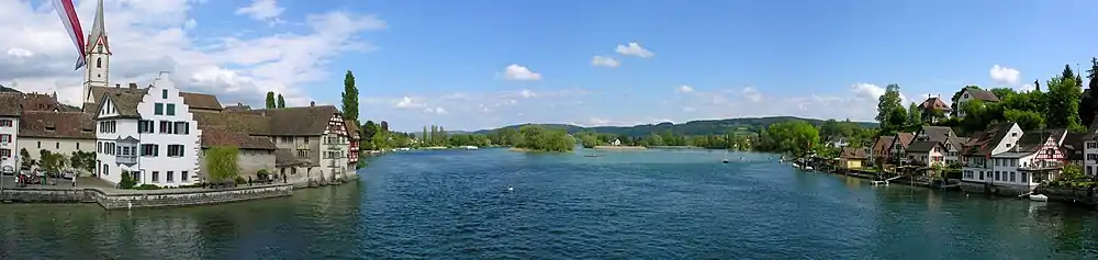 Panorama af Stein am Rhein i sollyset en sen eftermiddag