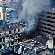 Brand i en forretning ved Rama 4-vejen, brandvæsenet bekæmper branden bagfra, da det er for farligt at færdes på Rama 4, Bangkok den 16. maj.