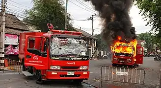 Brandbiler sat i brand af Rødtrøje-demonstranter i Chiang Mai den 19. maj.