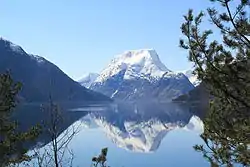 Breimsvatnet og fjeldet Skjorta Foto: C. Hill, 2012