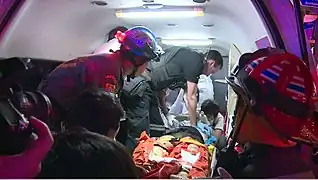 Paramedicinere behandler en af de personer, der blev såret ved bombeattentatet (VOA).