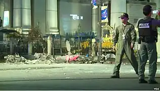 Thai politi efterforsker bombeattentatet (VOA).