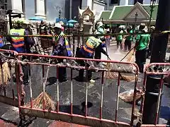 Oprydningsmandskab på Erawan-helligdommen (VOA).