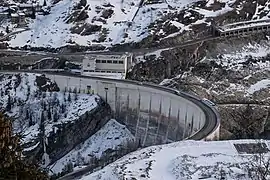 Landevejen til Tignes over dæmningen