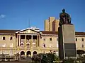 Et vue over det kenyanske parlament og en statue af Jomo Kenyatta.
