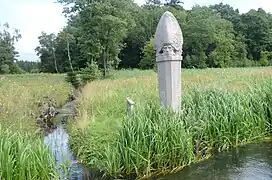 Syd for Baldersbæk står Treherredsstenen lige på åens bred