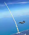 Opsendelse af rumfærgen Atlantis i 2010 med en F-15 i forgrunden