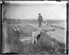 Fællesgrav (Potter's Field) på Hart Island, ca. 1890Foto af Jacob A. Riis