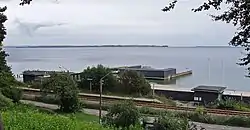 Aarhusbugten set fra Riis Skov og Den Permanente mod Skødshoved og Helgenæs i baggrunden