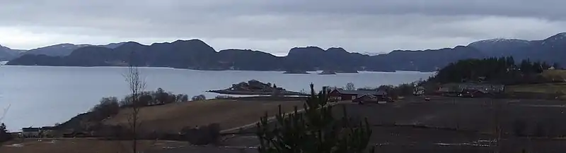 Åsenfjorden set fra Nordbygda på Skatval. Åsenfjorden går fra helt til venstre på billedet,  til den højre ende af  billedet ved Fættenfjorden. Den går også videre ind bag åsene til venstre til Lofjorden.