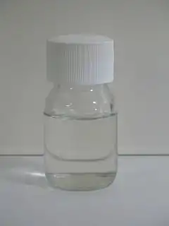 En flaske med acetylklorid