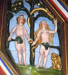 Adam og Eva i Edens have fremstillet i form af træfigurer i relief på prædikestolen i Stavanger Domkirke.