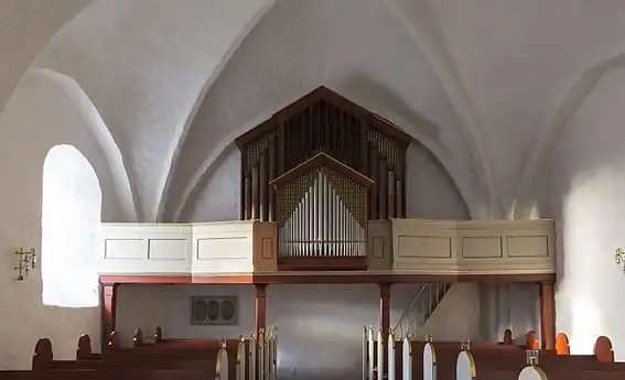 Kirkens orgel fra 1981 bygget af Bruno Christensen. det har otte stemmer fordelt over to manaler og et pedal
