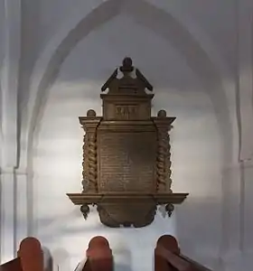 Epitafiet skåret i eg over præsten Jens Pedersen Hadsteen død 1705. Øvest står han med sine to hustruer med hvem han fik tilsammen ti børn heraf var de seks tvillinger.