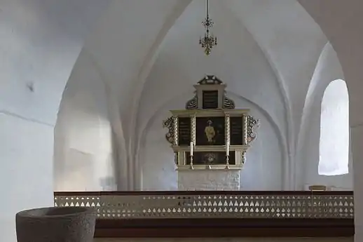 Alterbord, opført i munkesten. Det står lidt skævt i forhold til kirkens midte ogalterskranken.