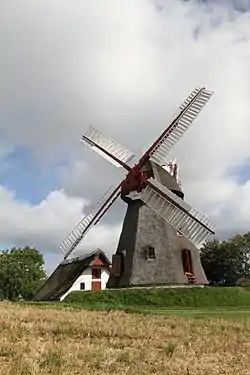 Møllen i Havnbjerg er beklædt med strå.