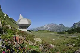 Toppen af en 736 m dyb udluftningsskakt midt på tunnelen