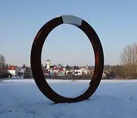 Althegnenberg med skulpturen "Ring"