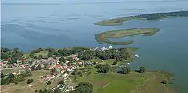 Luftfoto set mod øst med  den polske ø Łysa Wyspa