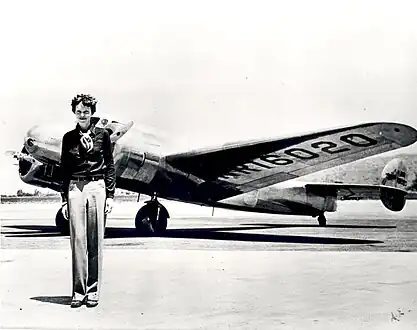 Earhart foran sin Lockheed Electra, der forsvandt med hende i 1937