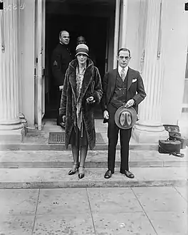 Earhart modtages af præsident Calvin Coolidge under besøg i Det Hvide Hus den 2. november 1928