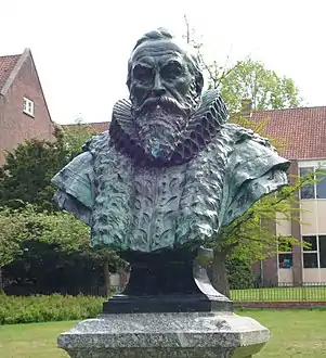 Buste af Johan van Oldenbarnevelt, lavet af August Falise (Stedelijk Gymnasium Johan van Oldenbarnevelt)