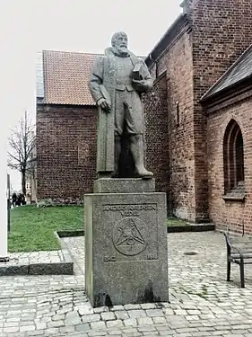 Anders Sørensen Vedel. Statue ved Sankt Nikolaj kirke i Vejle.
