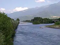 Arc løber ind i Isère syd for Aiton (Arc til højre)