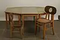 Børne- og voksenstol samt bord fra børnehave
