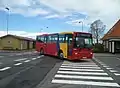Bus på rute BAT rute 2 på vej ind på busterminalen ved Rønne Havn