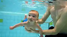Dykkende baby i swimmingpool