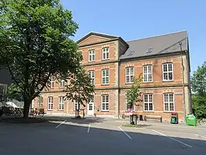 Institution på pladsen