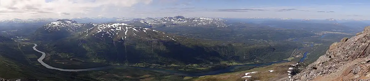 Barduelva mellem Setermoen til venstre og Andselv til højre, set fra område nær toppen af Istinden.