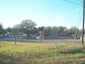 Tre mindesmærker på Adairsville Cemetery, som var en del af slagmarken, beskriver slaget.