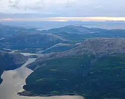 Beiarfjorden med dele af Sandhornøya og Vestfjorden utenfor.