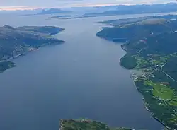 Luftfoto af Beiarkjeften og Sandhornøya til venstre. Bodø i midte øverst øverst