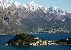 Panoramaudsigt over Comosøen og Bellagio med Grigna bjergene i baggrunden