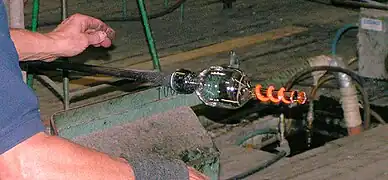 Smeltet glasspiral påsættes foden af vinglas i Bergdala