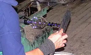 Glasspiralen er nu kølet af og farven er Bergdalas karakteristiske blå farve