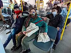 Berlinere med forskellige typer mundbind på Wannsee-færgen, maj 2020.