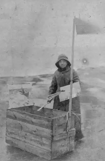 Akersloot-Berg stående ved sit mobile atelier, 'malerkassen'