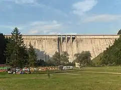 Den 127 meter høje Bicaz Dæmningen blev bygget mellem  1950 og 1960 over Bistrița-floden